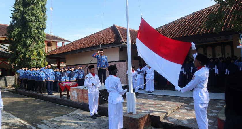 Inilah Kegiatan Upacara Peringatan Detik-Detik Proklamasi Kemerdekaan Ke 77 di SMP Negeri 2 Bumiayu